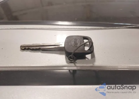 2003 Toyota Camry Le z USA, uszkodzony, nr VIN 4T1BE32K53U695000